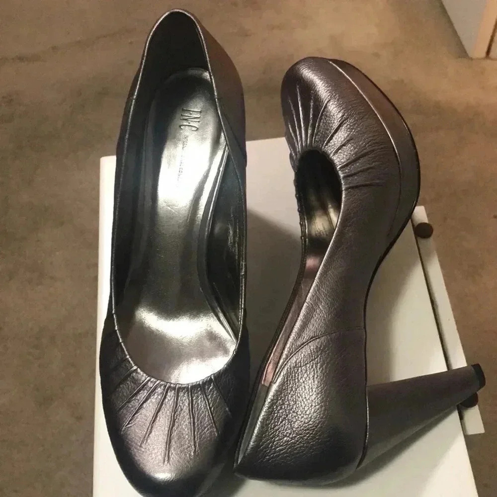 INC International Concepts Gray Metallic Pumps Size 9